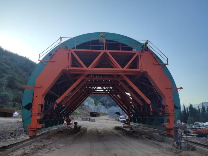Tunnel formwork system on site